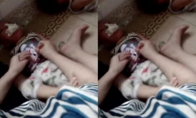 Khởi tố vụ án hình sự liên quan đến bé 1 tuổi bị nhét giẻ vào miệng