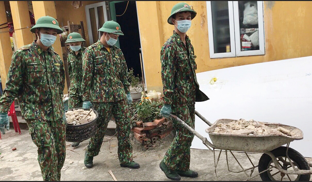 Đồn BP Ngọc Vừng giúp bà Phạm Thị Xuyến, thuộc diện người già neo đơn ở thôn Ngọc Nam, xã Ngọc Vừng (huyện Vân Đồn) sửa chữa nhà ở. 