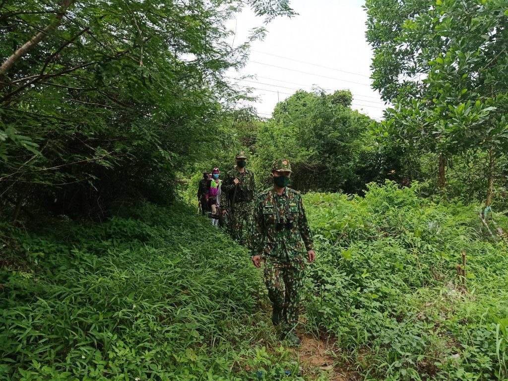 Cán bộ, chiến sỹ Đồn Biên phòng Quảng Đức cùng với Tổ tự quản an ninh trật tự bản Vắn Tốc, xã Quảng Đức tuần tra, bảo vệ biên giới