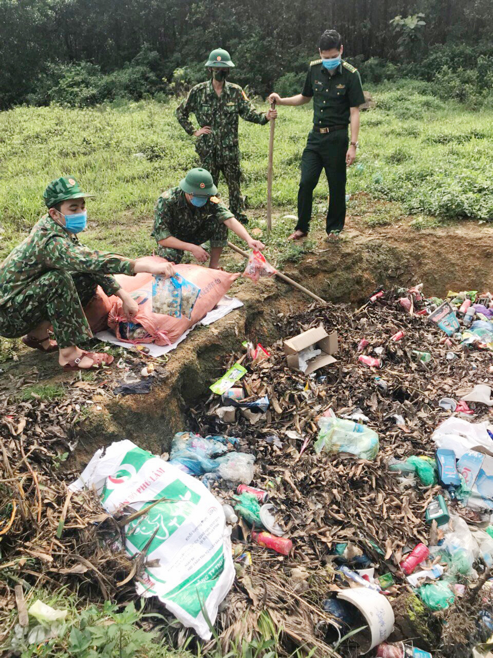 Đồn Biên phòng Quảng Đức tiêu hủy thực phẩm không đảm bảo ATVSTP do đơn vị bắt giữ