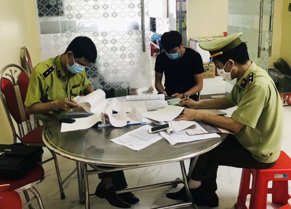 Lực lượng QLTT huyện Tiên Yên lập biên bản xử lý hộ kinh doanh trên địa bàn vi phạm các quy định về phòng dịch.