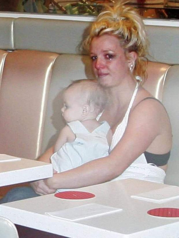 Britney Spears ‘dằn mặt’ paparazzi, khác hẳn hình ảnh ôm con bất lực khóc 15 năm trước ảnh 5