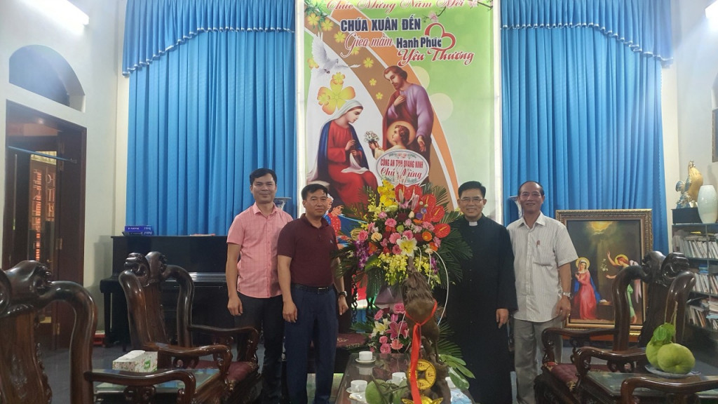 Đoàn công tác phòng An ninh đối nội (Công an tỉnh) tặng hoa chúc mừng linh mục Đoàn Thanh Vững – chính xứ Mạo Khê, Đông Triều nhân dịp Lễ Phục sinh năm 2021.