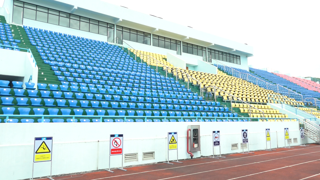 Khán đài A, B của SVĐ được bổ sung mái lợp tôn trên hệ giàn không gian tổng diện tích 6.750m2