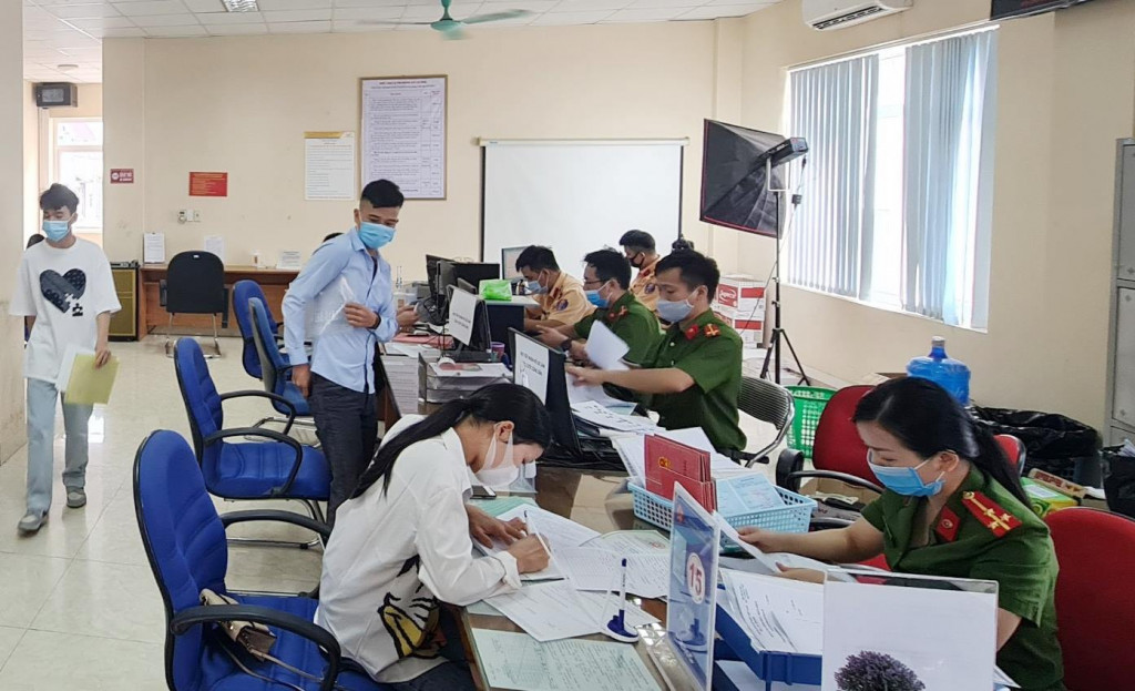 Cán bộ Trung tâm HCC TP Móng Cái tư vấn, hỗ trợ công dân thực hiện hồ sơ thủ tục hành chính.