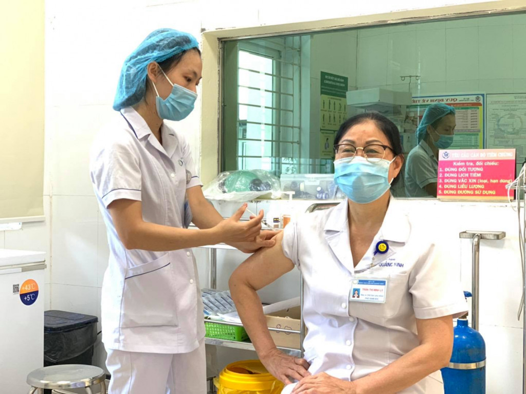 Bác sĩ tại Bệnh viện Sản nhi Quảng Ninh được tiêm vắc-xin phòng Covid-19. 