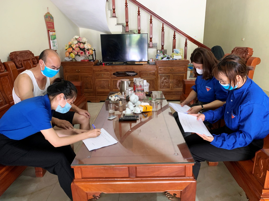 Đoàn viên thanh niên phường Trà Cổ (TP Móng Cái) rà soát tất cả các hộ dân tại 4/4 khu về nhu cầu đăng ký tiêm vắc xin phòng Covid-19. 