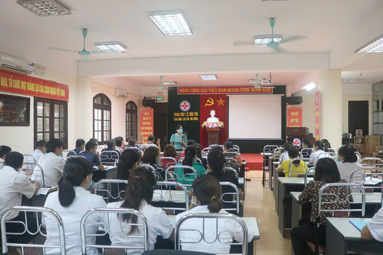Trung tâm Kiểm soát bệnh tật tỉnh Quảng Ninh về triển khai tập huấn tiêm chủng cho cán bộ y tế Trung tâm Y tế huyện Tiên Yên.