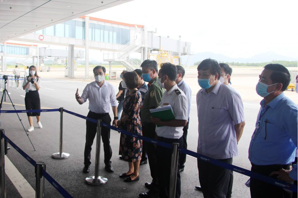 The delegation of the Ministry of Health visited Van Don International Airport in Van Don  district.