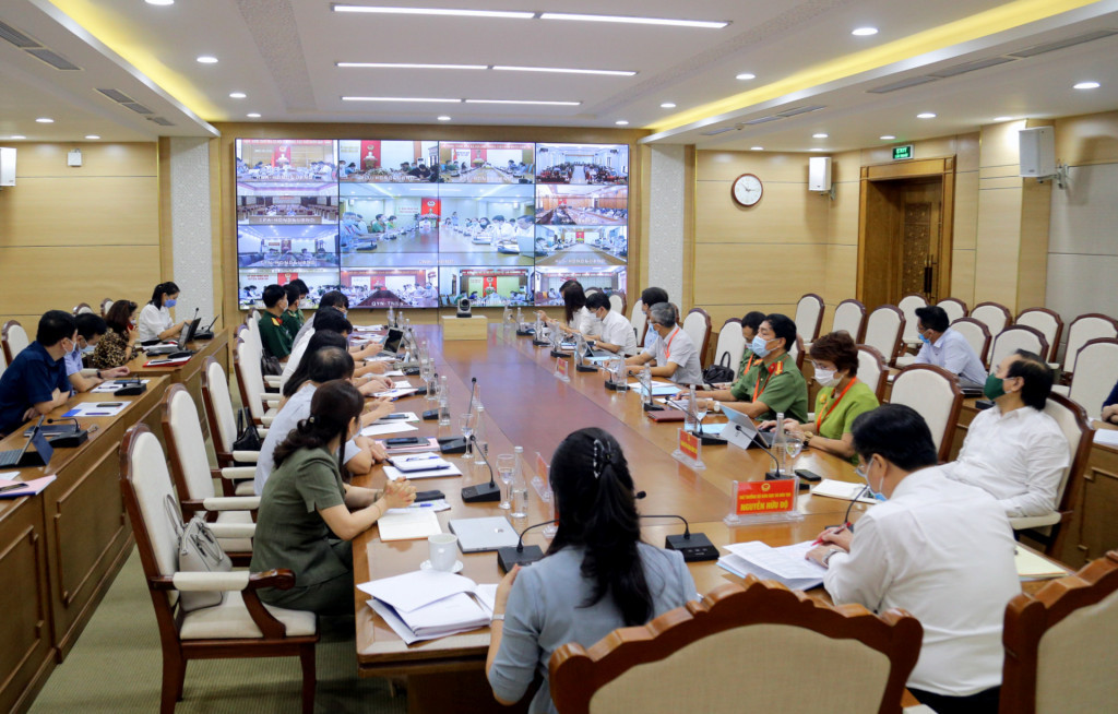 Cuộc làm việc của Ban Chỉ đạo cấp quốc gia Kỳ thi tốt nghiệp THPT năm 2021 với tỉnh Quảng Ninh được truyền trực tuyến tới 13 điểm cầu các địa phương trong tỉnh.