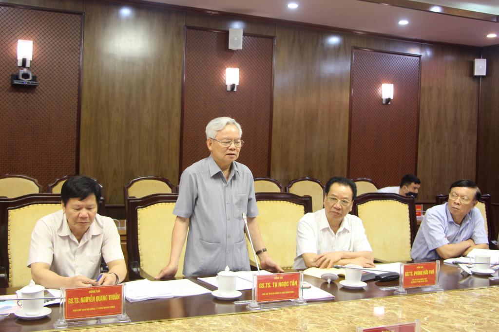 GS.TS Tạ Ngọc Tấn, Phó Chủ tịch Hội đồng Lý luận Trung ương phát biểu tại buổi tọa đàm.