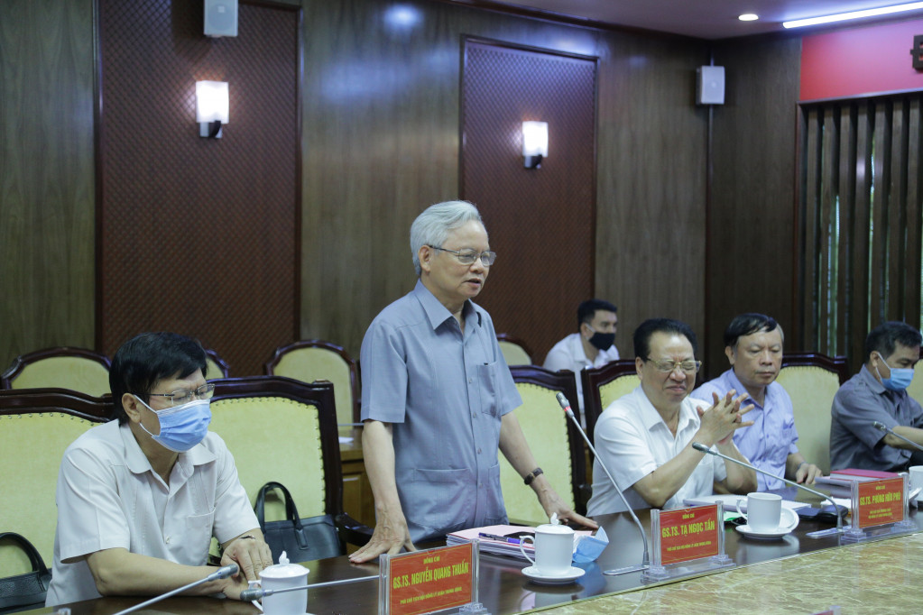 Đồng chí Tạ Ngọc Tấn, Phó Chủ tịch Hội đồng Lý luận Trung ương, phát biểu tại hội thảo.