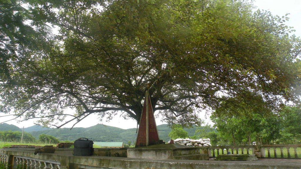           Nghĩa trang Liệt sỹ Đồng Đăng (thuộc phường Việt Hưng, thành phố Hạ Long). nơi yên nghỉ của 8 nữ chiến sỹ TNXP hy sinh trong trận oanh tạc của máy bay Mỹ xuống Đại Yên ngày 1/7/1966. 