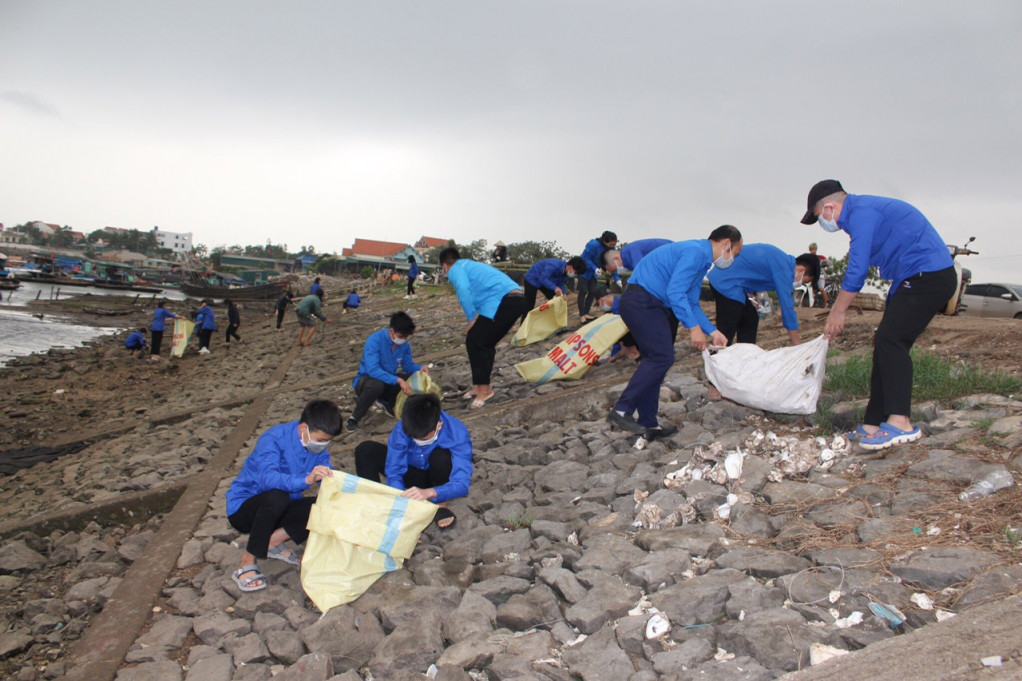 Đoàn Thanh niên phường Tân An ra quân dọn vệ sinh môi trường Cảng cá Cái Giang.