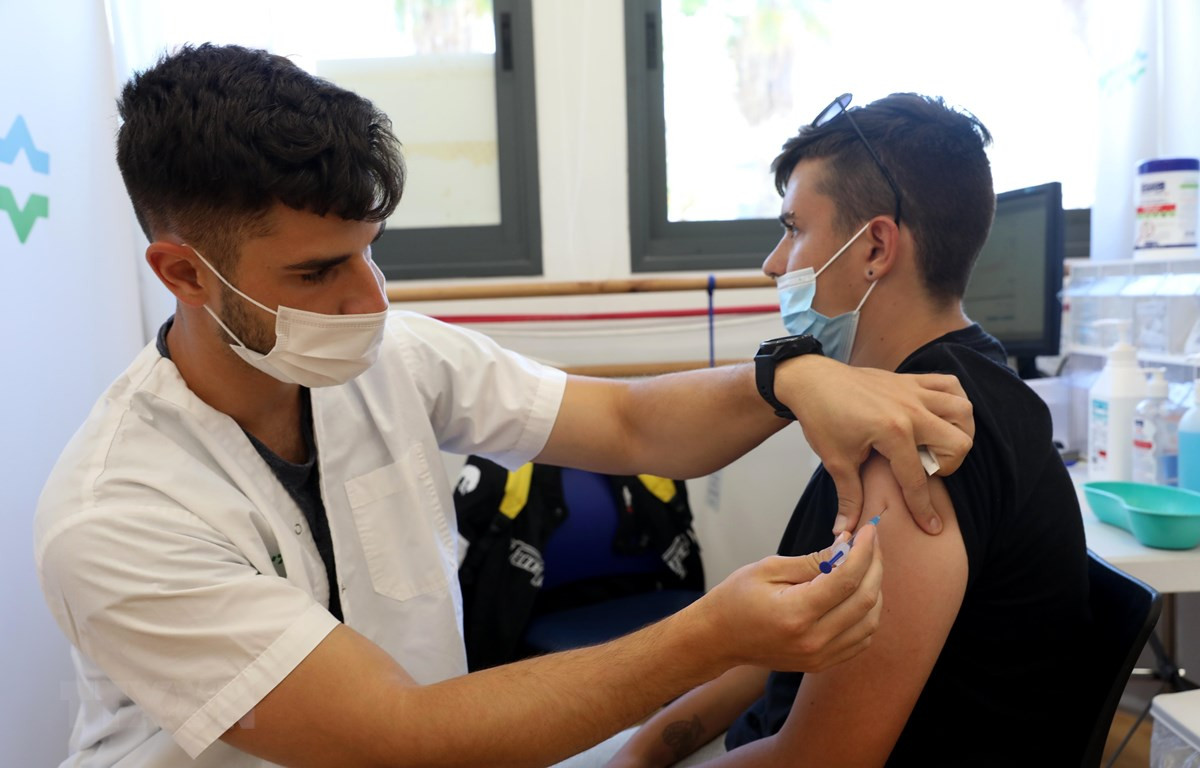 Nhân viên y tế tiêm vaccine phòng COVID-19 cho người dân tại Petah Tikva, Israel, ngày 6/6/2021. (Ảnh: THX/TTXVN)