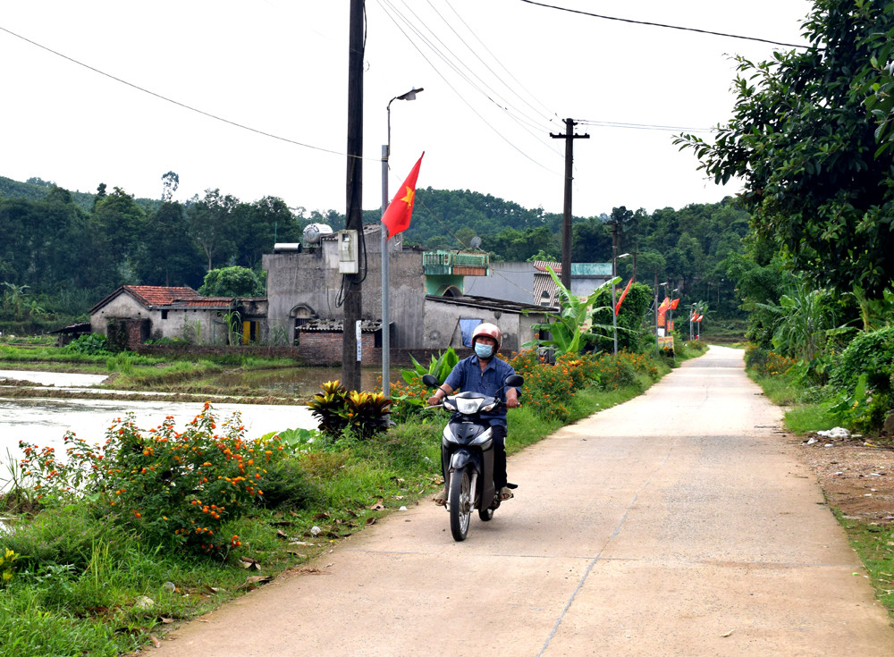 Đường điện thắp sáng thôn quê, thắp sáng con đường một thời tối tăm ở bản Bình Hồ, xã Quảng Lâm ngay trong những ngày cả nước cùng chống dịch
