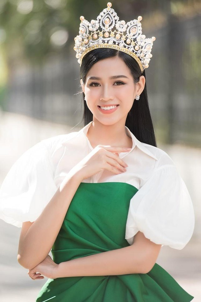 Đỗ Thị Hà trổ tài tự make-up, sẵn sàng 'bùng nổ' trong 29 ngày dự thi Miss World 2021 ảnh 3