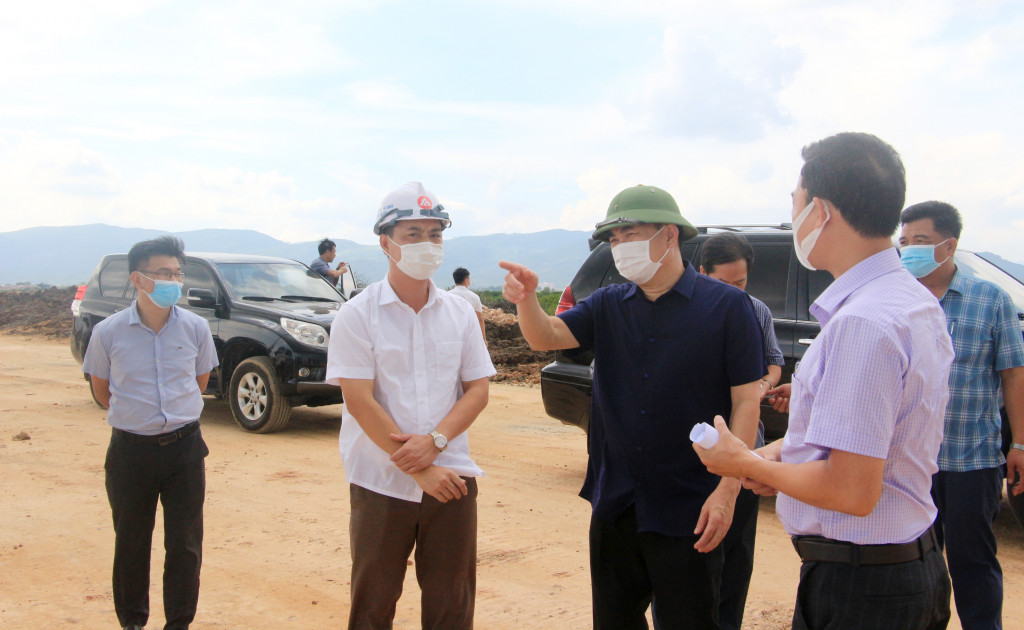 Đồng chí Ngô Hoàng Ngân, Phó Bí thư Thường trực Tỉnh ủy, yêu cầu chủ đầu tư cùng các đơn vị nhà thầu huy động nhân lực, máy móc đẩy nhanh tiến độ thi công các dự án tại TX Quảng Yên. 
