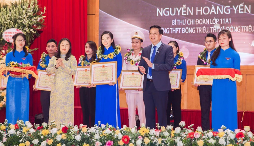 Nguyễn Hoàng Yến đón nhận danh hiệu gương mặt trẻ tiêu biểu tỉnh Quảng Ninh năm 2021.
