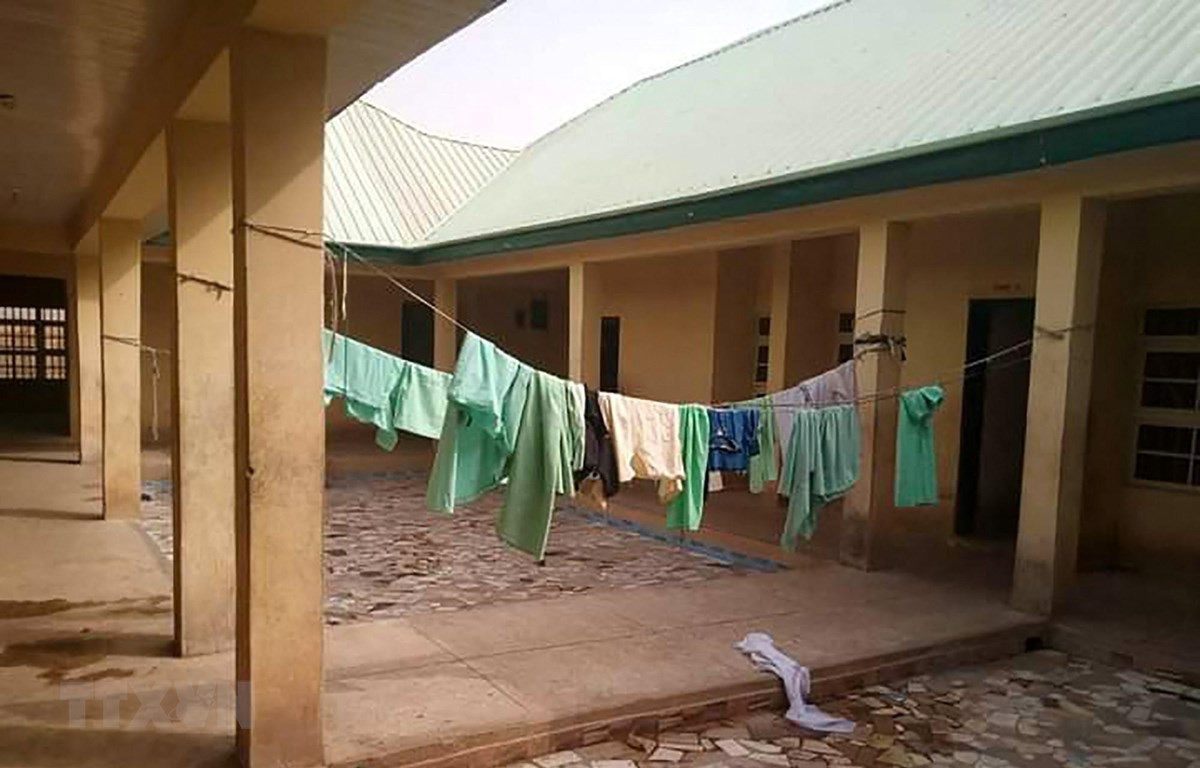 Cảnh vắng vẻ tại một trường học ở Jangede, tây bắc Nigeria, sau khi hơn 300 nữ sinh tại trường học này bị các tay súng bắt cóc ngày 26/2/2021. (Ảnh: AFP/TTXVN)