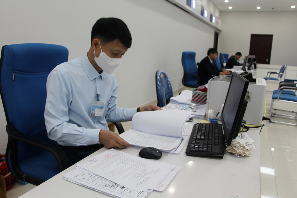Cán bộ Trung tâm Phục vụ hành chính công tỉnh giải quyết TTHC cho người dân, doanh nghiệp.