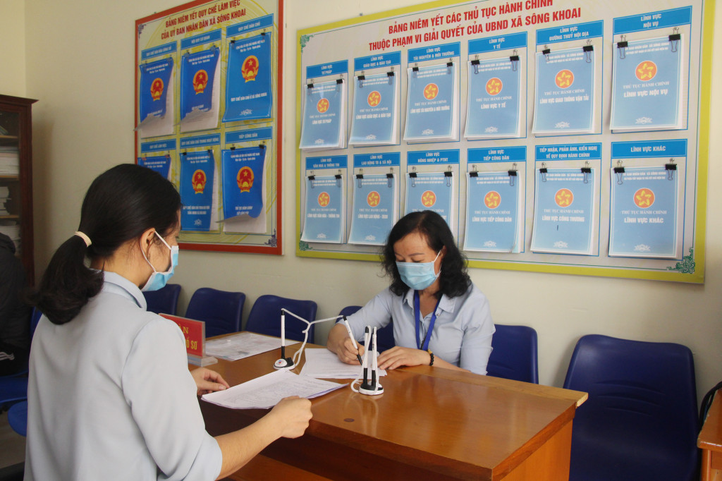 Cán bộ Bộ phận tiếp nhận và trả kết quả hiện đại xã Sông Khoai (TX Quảng Yên) tiếp nhận TTHC của người dân.