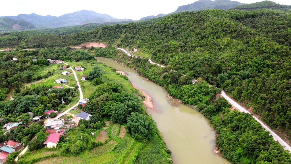 Con sông Ba Chẽ uốn lượn chảy dài khắp các xã, thị trấn trên địa bàn huyện.