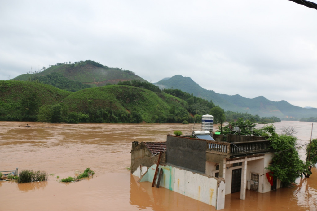 Nước dâng cao tại thị trấn Ba Chẽ khiến hàng chục ngôi nhà bị ngập nặng trong trận mưa lũ ngày 19/7/2018. Ảnh: Phạm Tăng