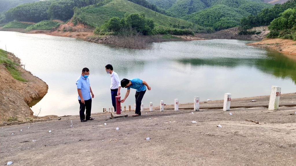 Cán bộ Phòng NN&PTNT huyện Ba Chẽ kiểm tra an toàn các công trình hồ đập.