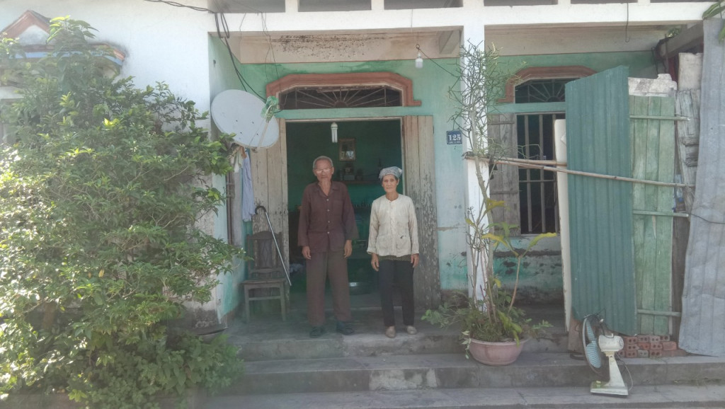 Gia đình bệnh binh Nguyễn Tiến Sỹ đang nhận được sự hỗ trợ kinh phí của các hội viên Hội CCB Hải Hà để sửa chữa nhà ở.