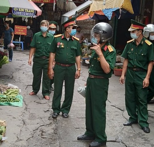 CCB phường Cẩm Thạch tuyên truyền người dân thực hiện phòng chống dịch tại chợ.