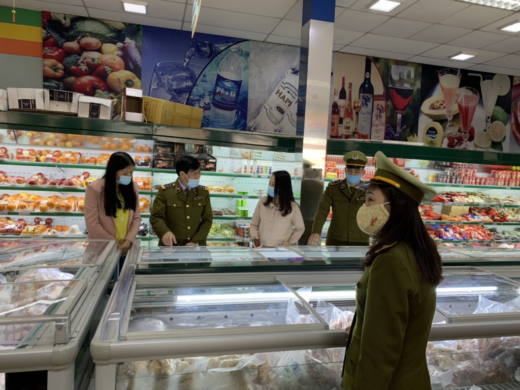 Lực lượng QLTT kiểm tra việc chấp hành các quy định về kinh doanh thương mại tại một cửa hàng kinh doanh trên địa bàn TP Hạ Long.