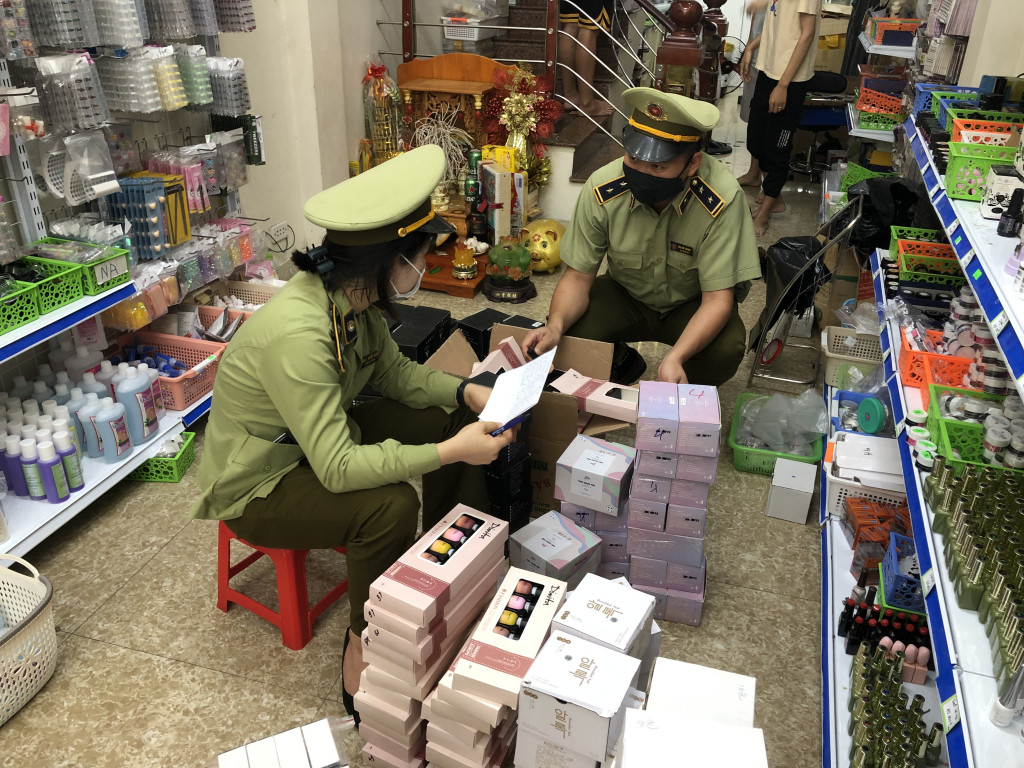 Đội QLTT 6 (Cục QLTT tỉnh) kiểm tra, thu giữ số lượng lớn mỹ phẩm nhập lậu tại của hàng do bà Đoàn Lệ Chung làm chủ, có địa chỉ tại số 203, đường Trần Nhân Tông, phường Yên Thanh, TP Uông Bí.