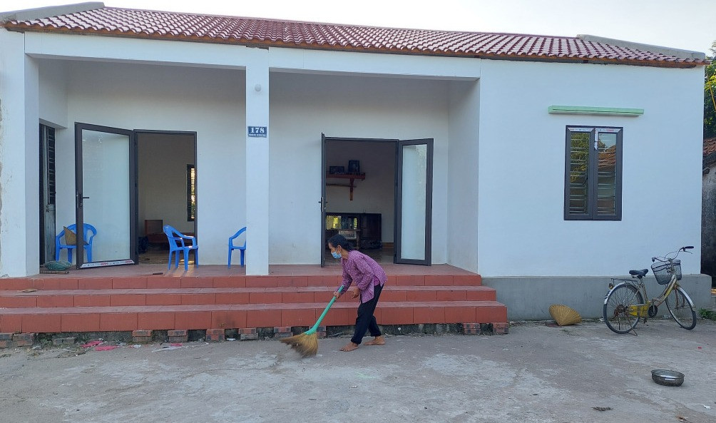 Bà Phạm Thị Chiến quét dọn căn nhà mới được ĐVTN huyện Hải Hà cùng các đơn vị tài trợ xây dựng.