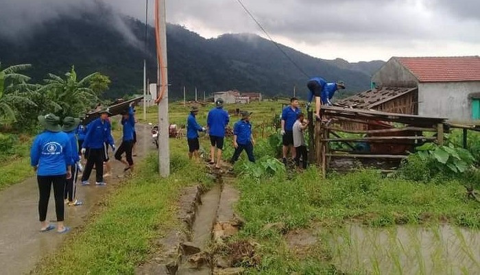 ĐVTN huyện Hải Hà dọn dẹp, sửa sang nhà cửa giúp người có công trên địa bàn huyện.