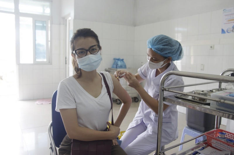 Cán bộ, phóng viên Trung tâm Truyền thông tỉnh được tiêm chủng vắc xin phòng Covid-19 đợt 3 và 4 tại Bệnh viện Bãi Cháy.