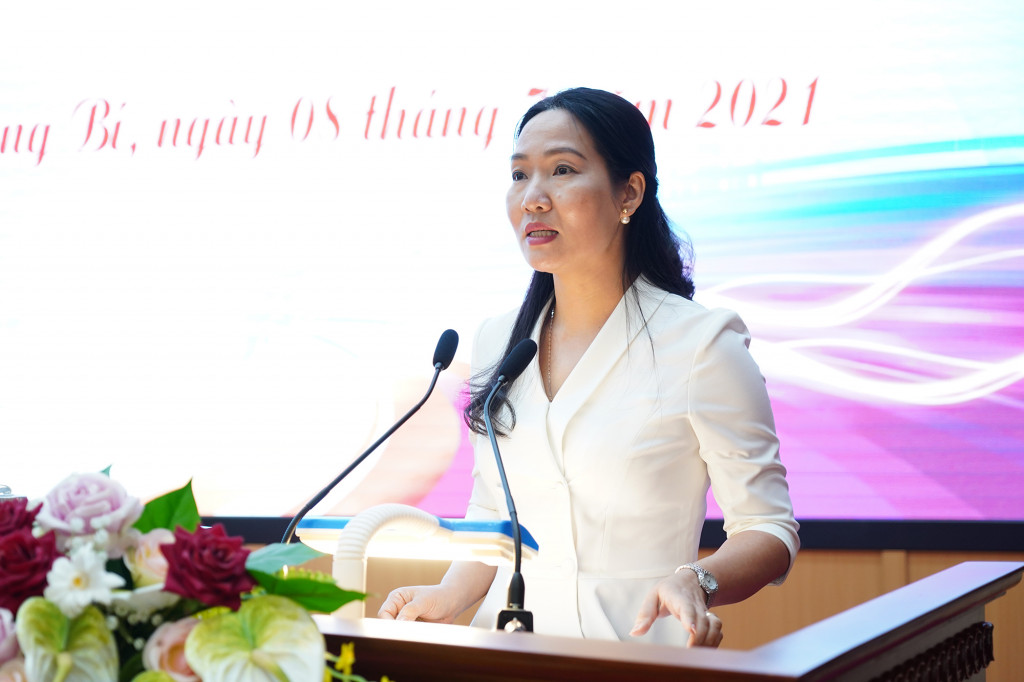 Đồng chí Nguyễn Thị Hạnh, Tỉnh ủy viên, Phó Chủ tịch UBND tỉnh phát biểu ý kiến.