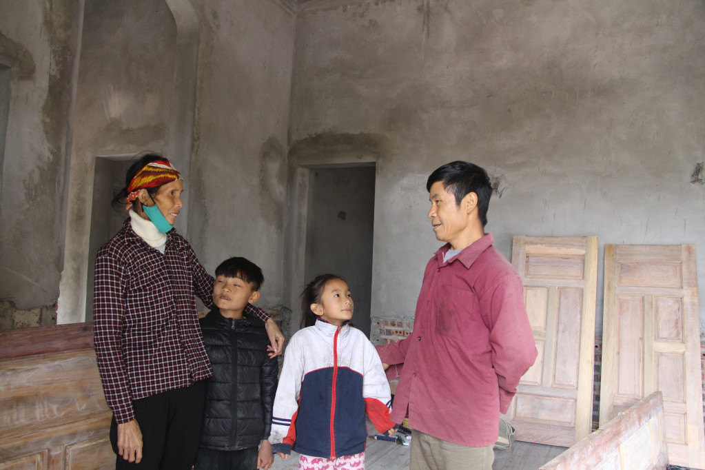 Niềm vui của gia đình bà Chíu Thị Bình (thôn Đồng Rằm, xã Đạp Thanh, huyện Ba Chẽ) trong căn nhà mới.