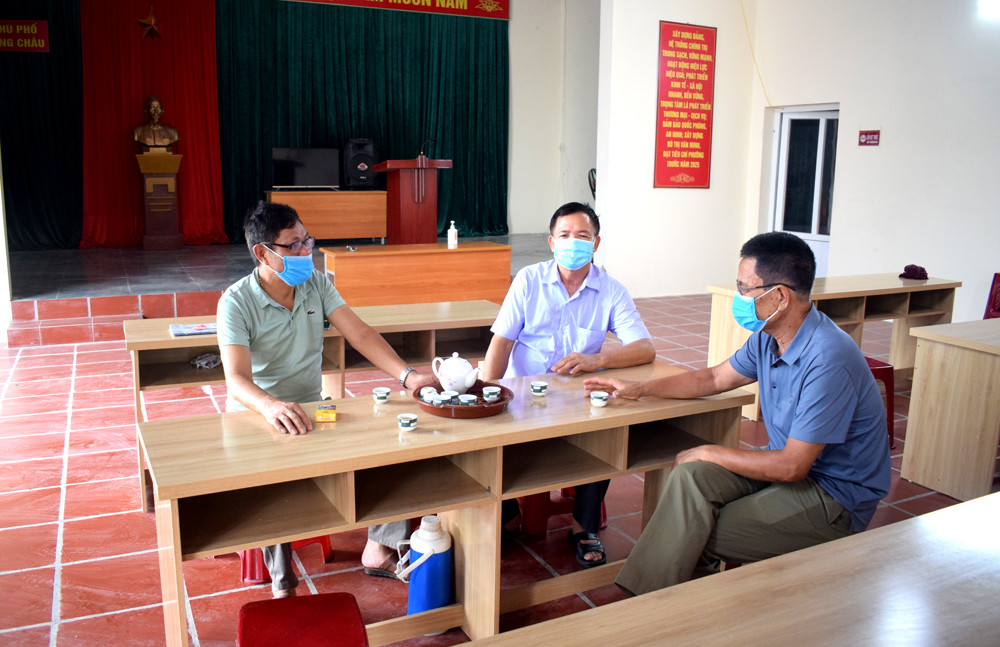 Ông Phạm Hải Đăng (bên phải) trong một buổi họp bàn với các cán bộ thị trấn Tiên Yên bàn các giải pháp giữ gìn ANTT thị trấn được tốt hơn