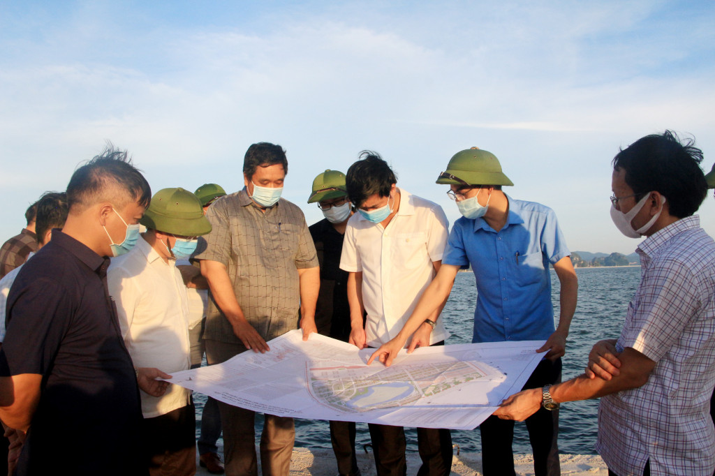 Đồng chí Nguyễn Tường Văn, Chủ tịch UBND tỉnh, kiểm tra tiến độ khu đô thị du lịch và bến cảng cao cấp Ao Tiên.