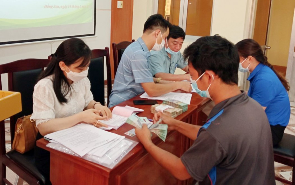 HND TP Hạ Long giải ngân vốn vay từ Quỹ Hỗ trợ nông dân cho các hộ tham gia mô hình nuôi gà thương phẩm tại xã Đồng Sơn, tháng 5/2021.