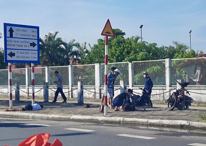 Hải Phòng: Lao lên vỉa hè, 2 thanh niên đi xe máy thương vong 2