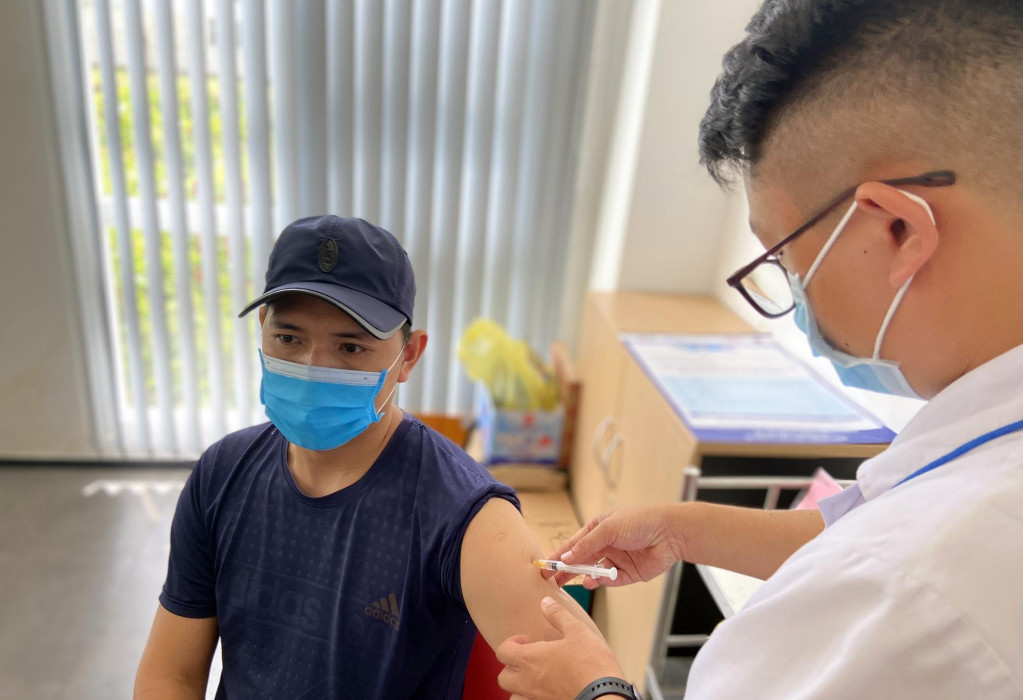 Hơn 200 công nhân lao động thuộc Công ty TNHH Khoa học Kỹ thuật Texhong Ngân Hà được tiêm chủng.