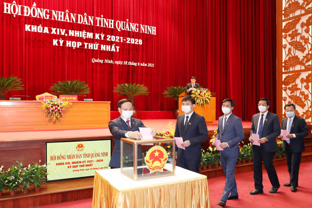 Đồng chí Nguyễn Xuân Ký, Ủy viên Trung ương Đảng, Bí thư Tỉnh ủy, Chủ tịch HĐND tỉnh Khóa XIII, cùng các đại biểu bỏ phiếu bầu các chức danh của HĐND tỉnh khoá XIV.