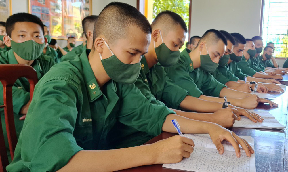    Các chiến sĩ mới của Tiểu đoàn Huấn luyện - Cơ động tham gia sinh hoạt chính trị tư tưởng do Đảng ủy BĐBP tỉnh tổ chức.