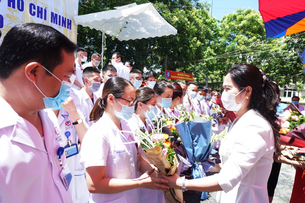 Doctors and nurses received flowers from Vice Chairwoman of the provincial People’s Committee, Nguyen Thi Hanh.
