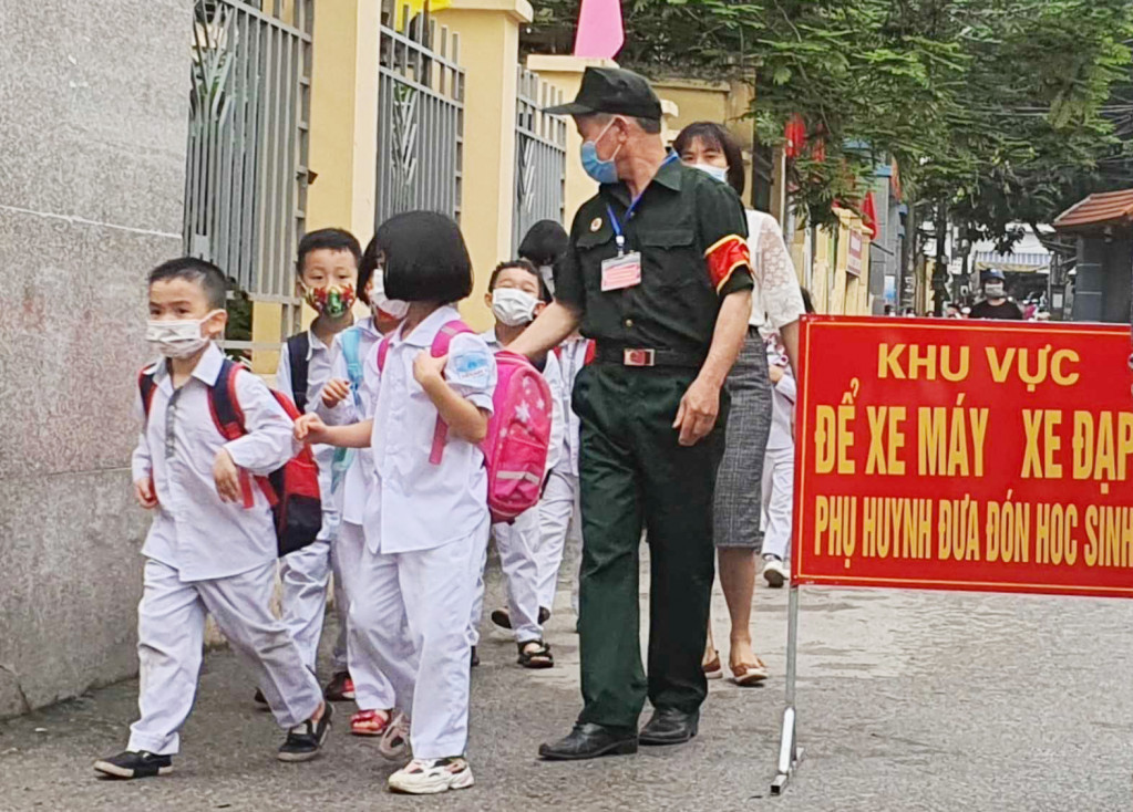 Hội viên Hội CCB phường Bãi Cháy tham gia giữ gìn ATGT tại Trường Tiểu học Bãi Cháy (TP Hạ Long). Ảnh: Cao Quỳnh