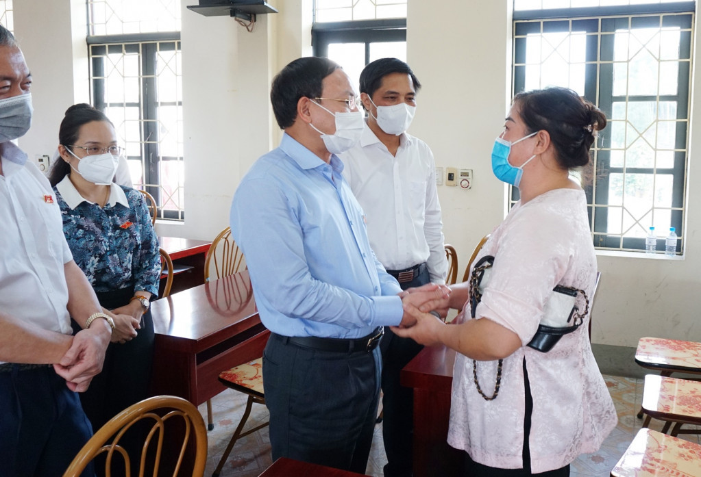 Đồng chí Nguyễn Xuân Ký, Ủy viên Trung ương Đảng, Bí thư Tỉnh ủy, trò chuyện với cử tri TP Hạ Long.