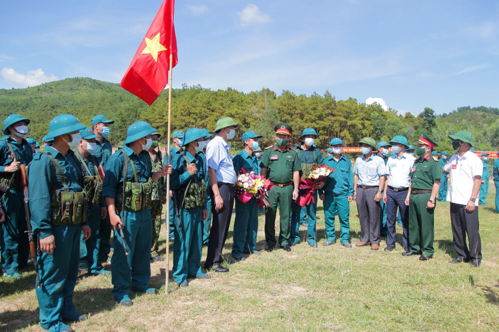 Lãnh đạo Bộ CHQS tỉnh, các Công ty thăm, động viên lực lượng tự vệ hoàn thành phần diễn tập thực binh bắn chiến đấu.
