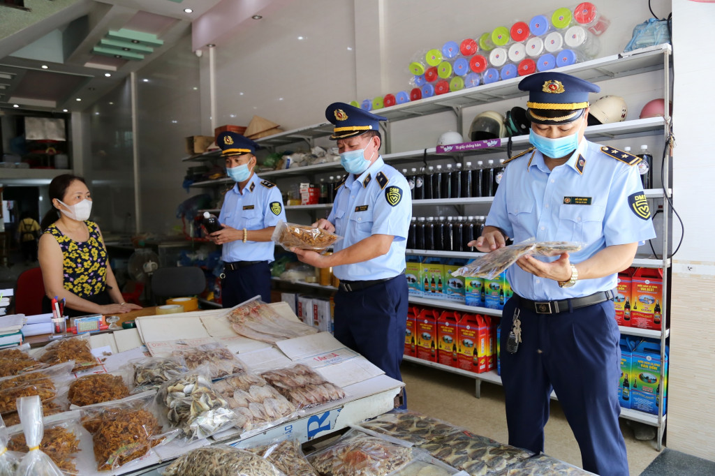 Quản lý thị trường huyện Vân Đồn kiểm tra một cửa hàng bán đồ hải sản khô ở thị trấn Cái Rồng.